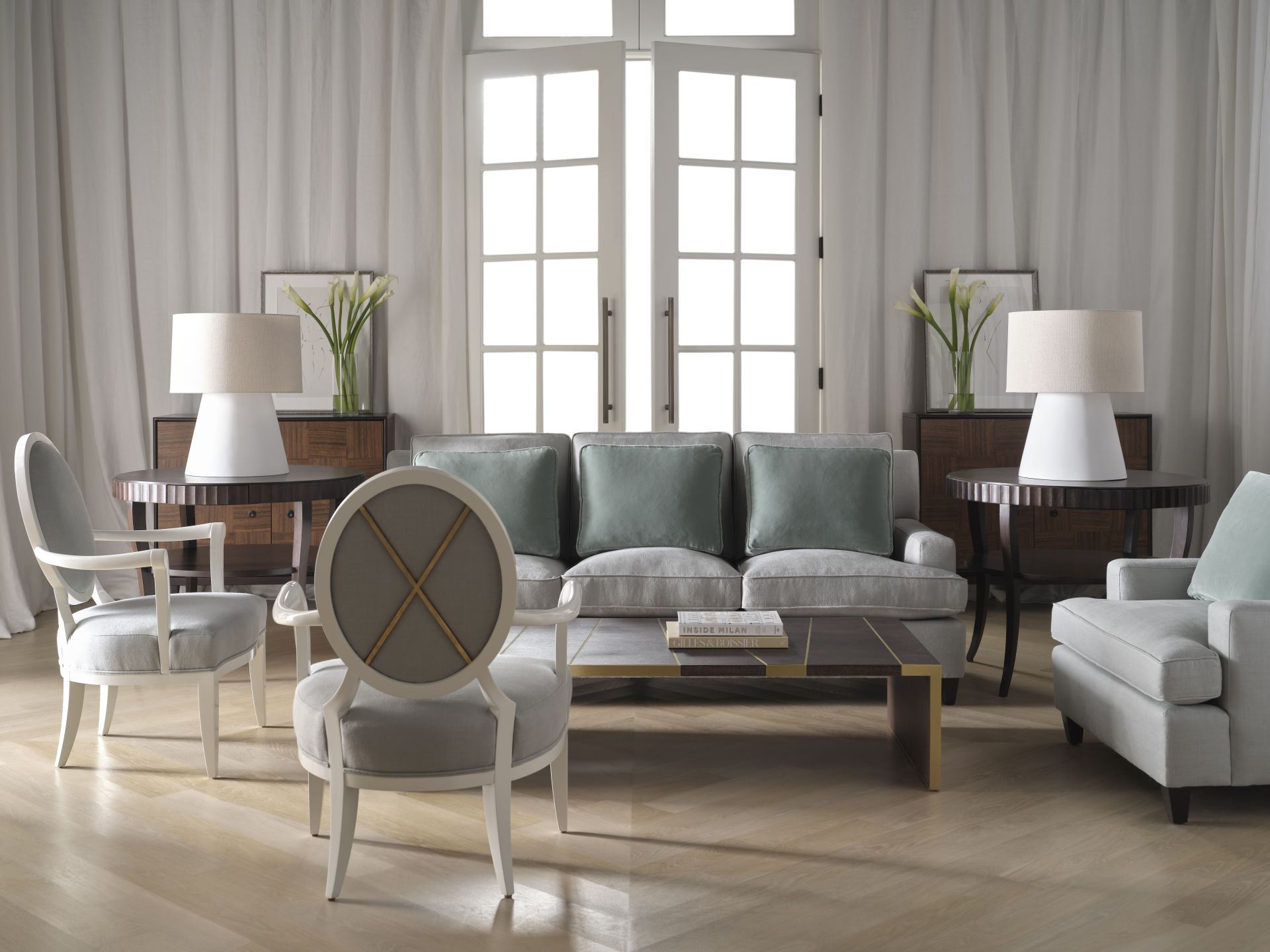 Baker-McGuire 貝克傢俱 The Baker Reserve Collection 客廳空間示意，Loose Back Sofa 與 Oval X Back Lounge Chair 以柔和色調與經典比例，呈現適合長時間使用的當代經典座椅設計。